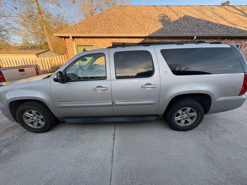 Used 2007 GMC Yukon XL SLT w/ SLT Preferred Equipment Group image 9