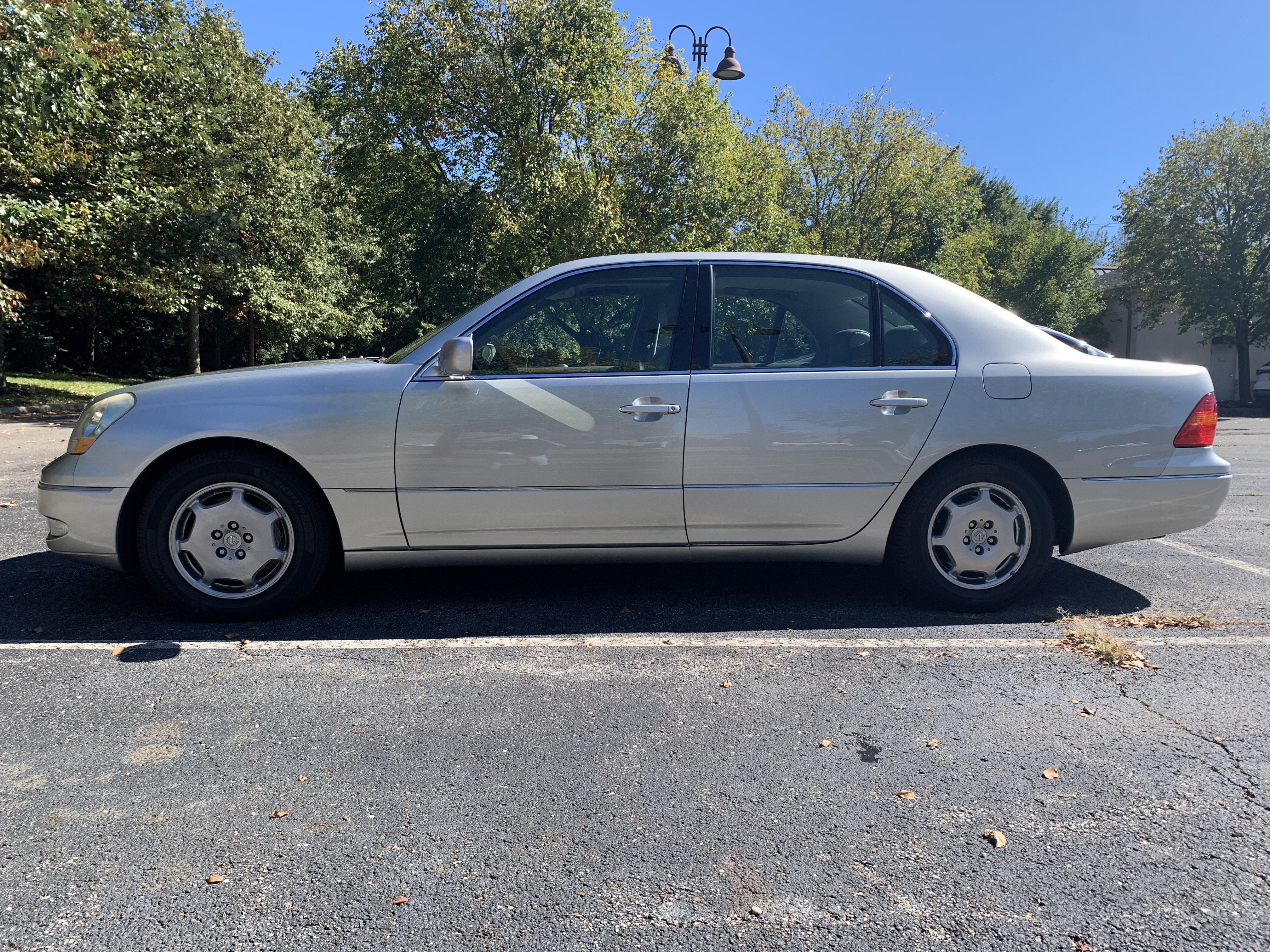 Used 2002 Lexus LS 430 w/ Navigation/Mark Levinson Pkg RWD image 2