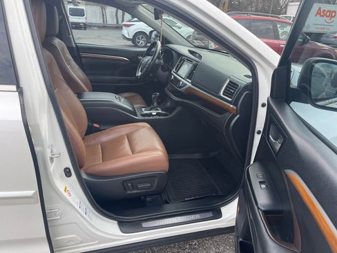 Used 2017 Toyota Highlander Limited Platinum image 9