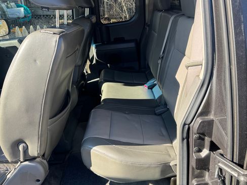 Used 2005 Nissan Titan LE w/ (S01) Side-Airbag Pkg w/ VDC image 2