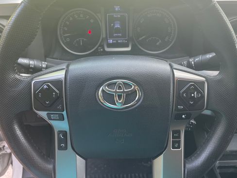 Used 2018 Toyota Tacoma SR5 RWD image 4