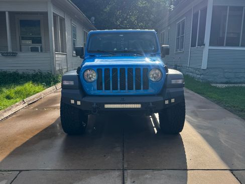 Used 2020 Jeep Gladiator Sport w/ Quick Order Package 24S AWD/4WD image 2