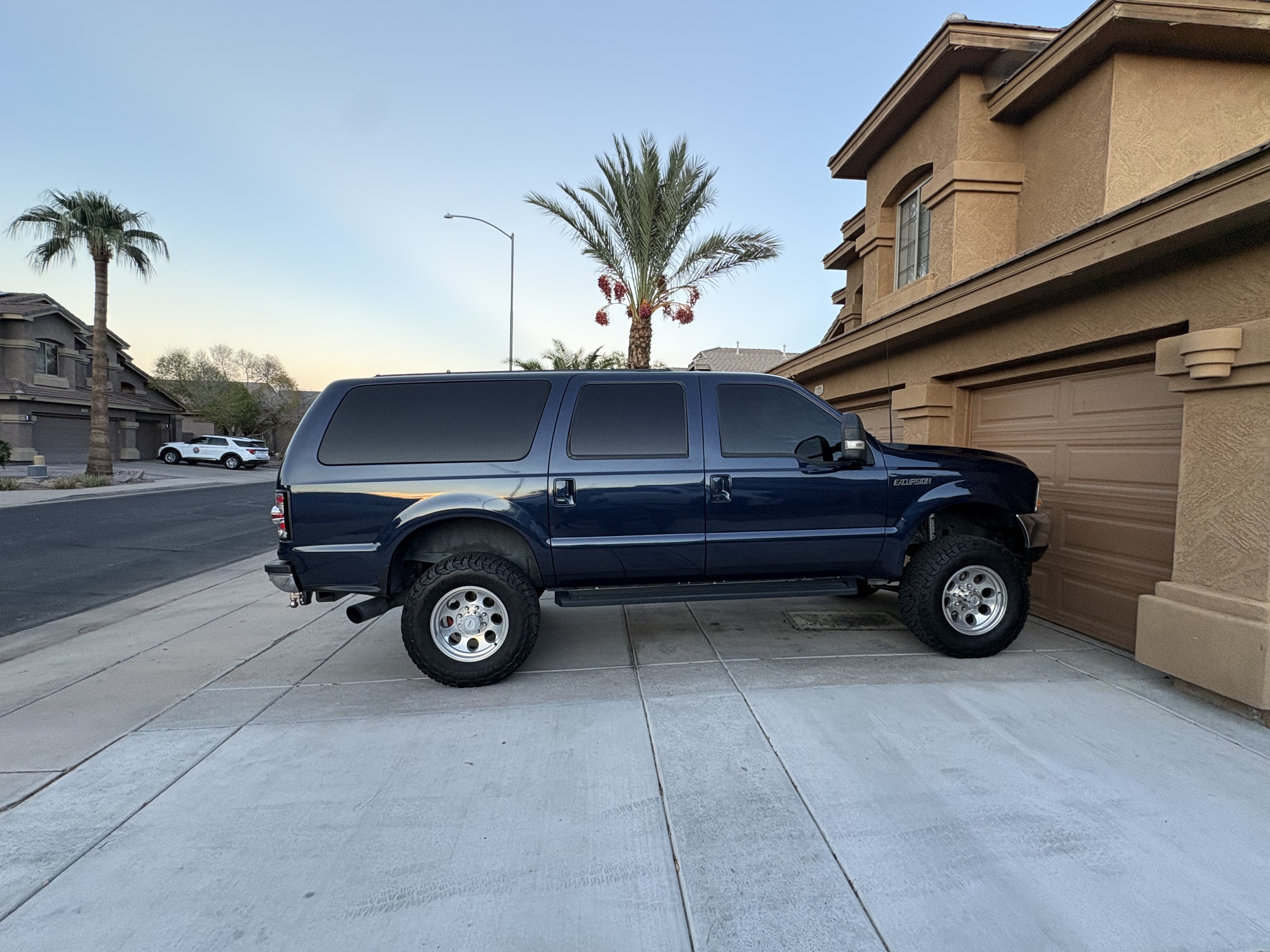 Used 2002 Ford Excursion Limited AWD/4WD image 1
