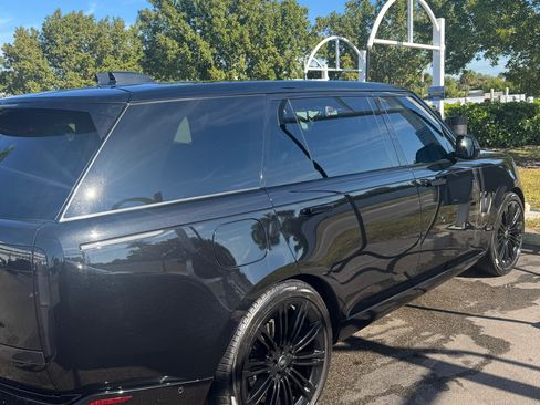 Used 2024 Land Rover Range Rover Long Wheelbase SE image 2