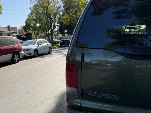 Used 2002 Ford Excursion XLT image 6