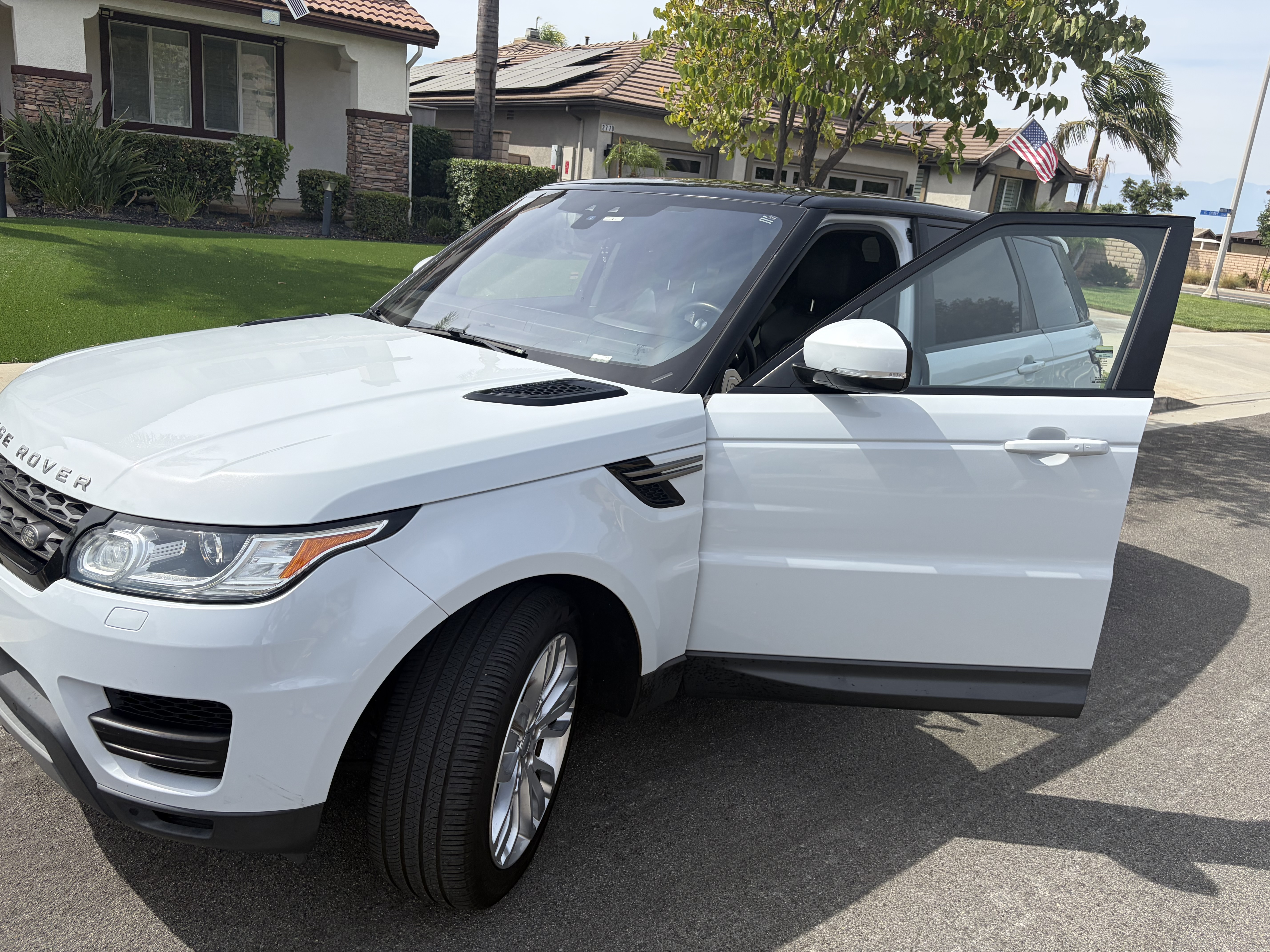 Used 2017 Land Rover Range Rover Sport SE AWD/4WD image 2