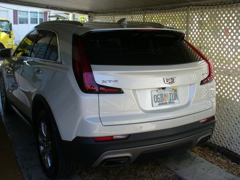 Used 2020 Cadillac XT4 Premium Luxury image 2