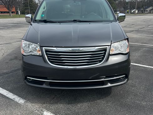 Used 2016 Chrysler Town & Country Touring-L image 4