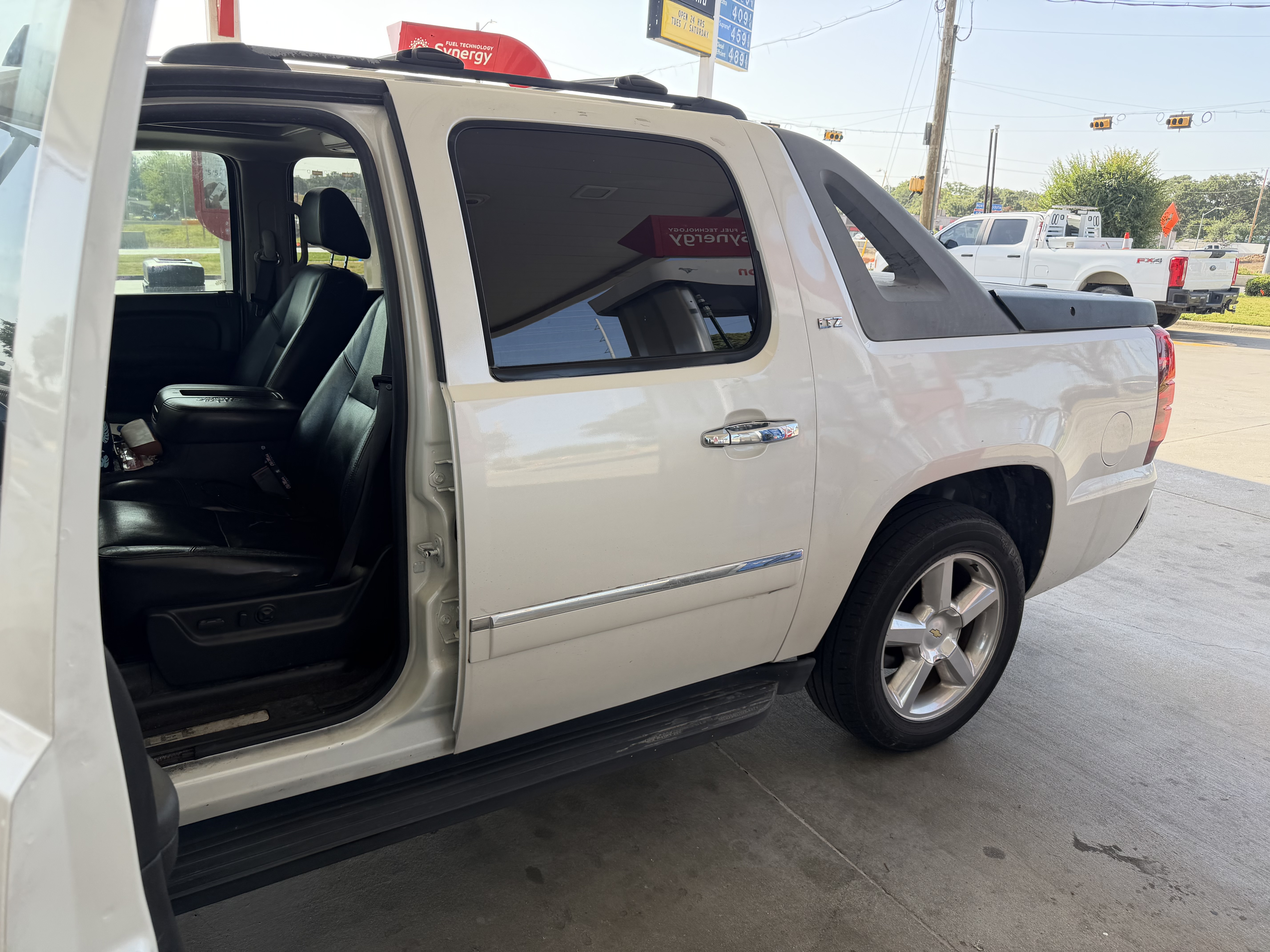 Used 2009 Chevrolet Avalanche LTZ AWD/4WD image 2