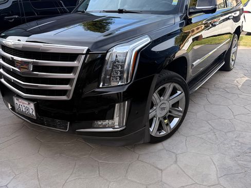 Used 2019 Cadillac Escalade ESV Luxury RWD image 1