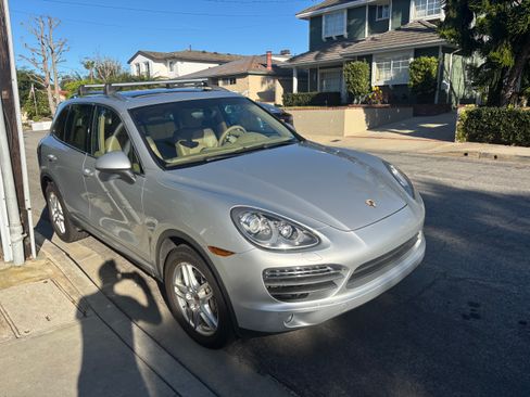 Used 2014 Porsche Cayenne S image 2