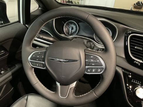 Used 2025 Chrysler Voyager LX image 9