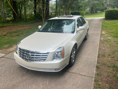 Used 2010 Cadillac DTS Luxury FWD image 5