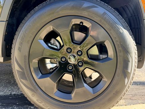 Used 2024 Land Rover Defender 110 S image 10