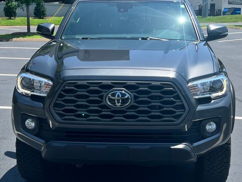 Used 2022 Toyota Tacoma TRD Off-Road AWD/4WD image 13