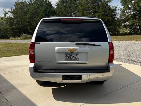 Used 2014 Chevrolet Suburban LT RWD image 5