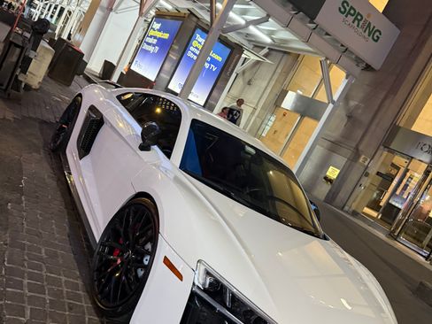 Used 2018 Audi R8 V10 w/ Premium Package RWD image 5