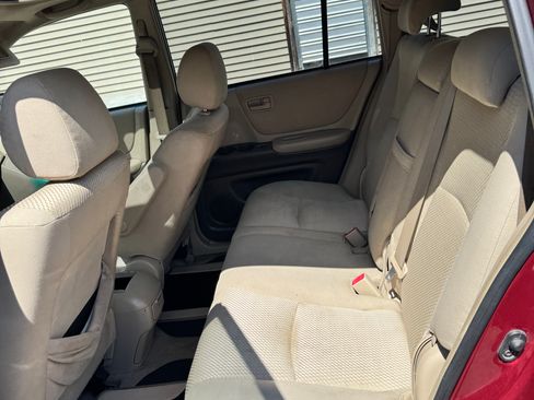 Used 2005 Toyota Highlander 2WD V6 w/ 3rd Row image 10