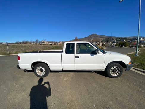 Used 2003 Chevrolet S10 Pickup Pickup 3D 6 ft image 2