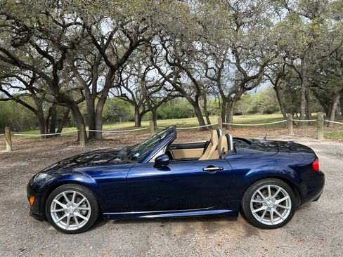 Used 2011 MAZDA MX-5 Miata Grand Touring w/ Premium Pkg image 10