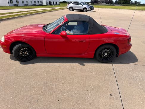 Used 2002 MAZDA MX-5 Miata image 1