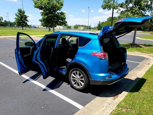 Used 2017 Toyota RAV4 Limited w/ Carpet Mat Package image 8