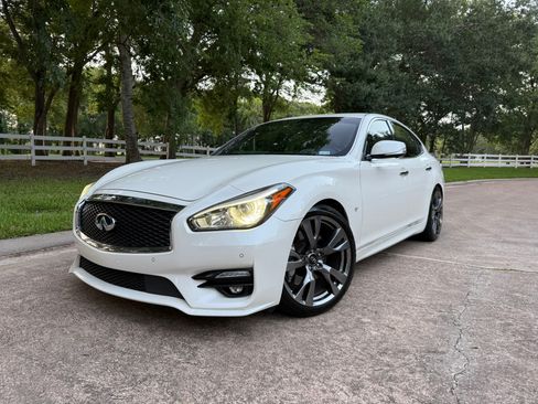 Used 2019 INFINITI Q70 Luxe w/ Sport Package RWD image 11