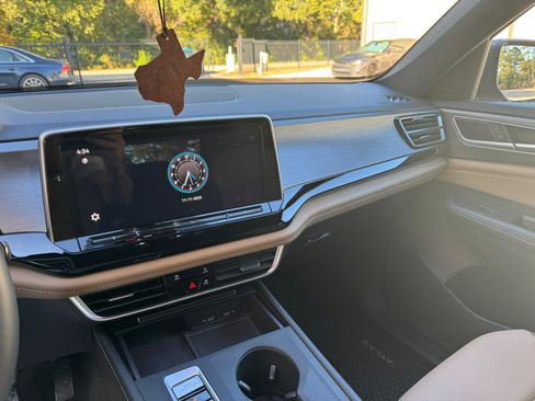 Used 2024 Volkswagen Atlas Cross Sport SE image 16