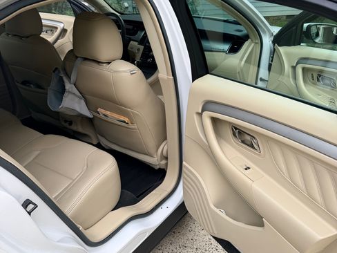 Used 2013 Ford Taurus SEL FWD image 4