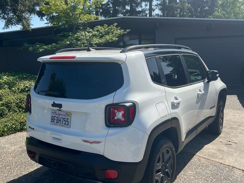 Used 2018 Jeep Renegade Trailhawk w/ UConnect 8.4 Nav Group image 6