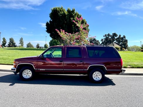 Used 1998 Chevrolet Suburban 2WD w/ Preferred Equipment Group 3 image 6