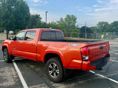 Used 2016 Toyota Tacoma TRD Sport AWD/4WD image 5