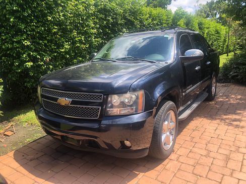 Used 2013 Chevrolet Avalanche LTZ RWD image 2