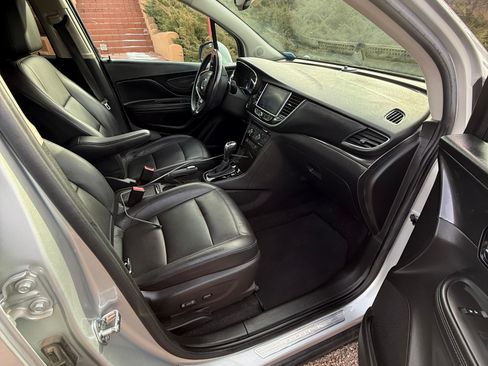 Used 2019 Buick Encore Essence image 2