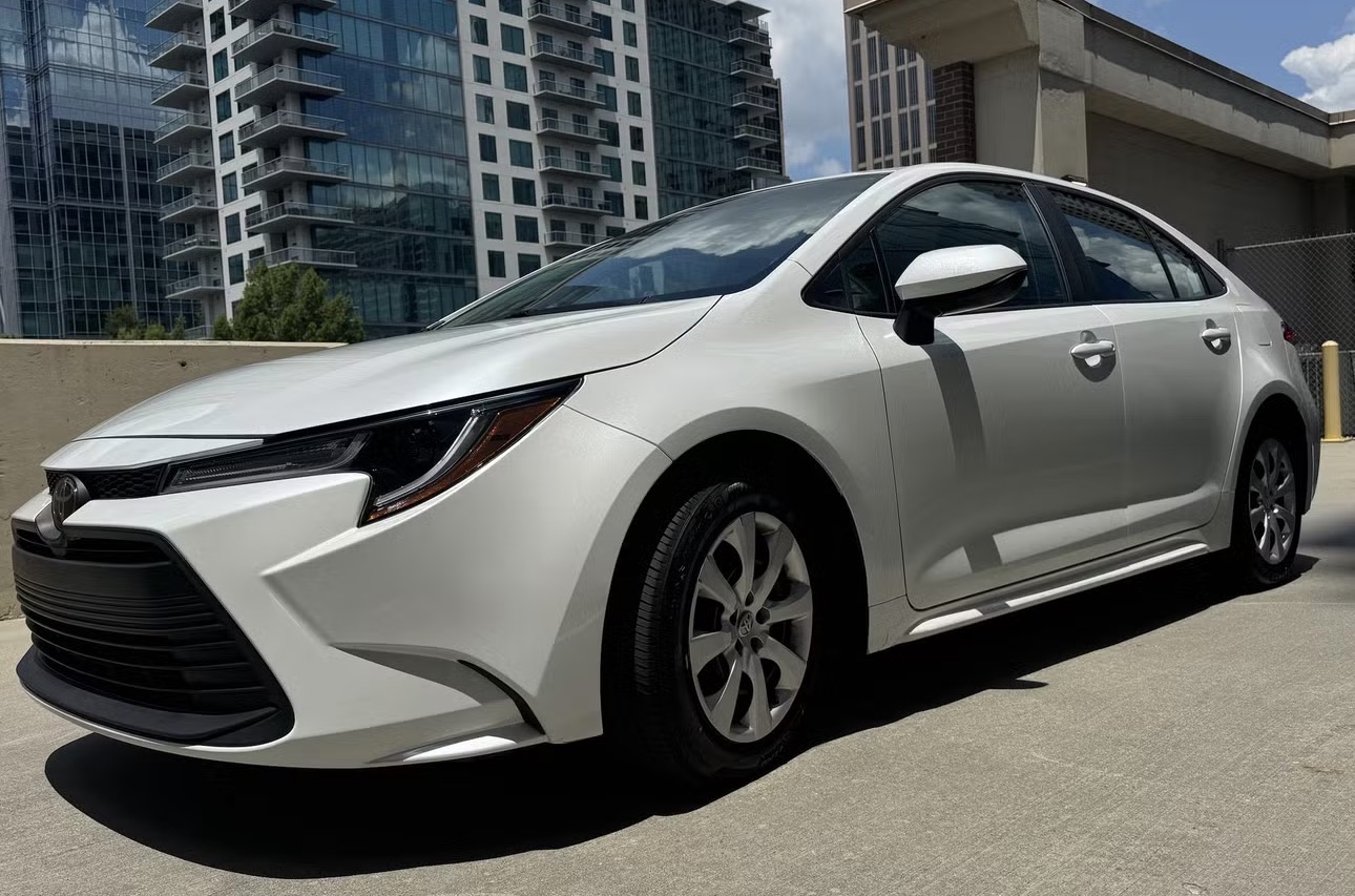 Used 2023 Toyota Corolla LE FWD image 2