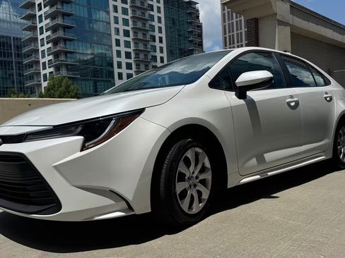 Used 2023 Toyota Corolla LE FWD image 2