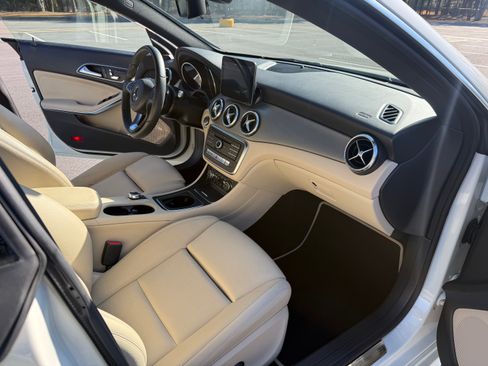 Used 2018 Mercedes-Benz CLA 250 image 11