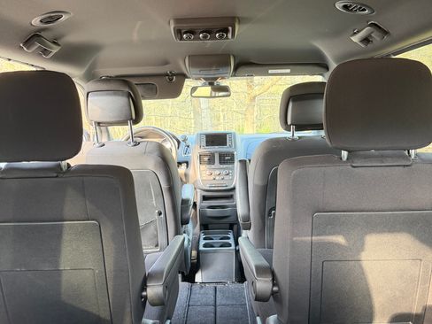 Used 2018 Dodge Grand Caravan SE FWD image 25