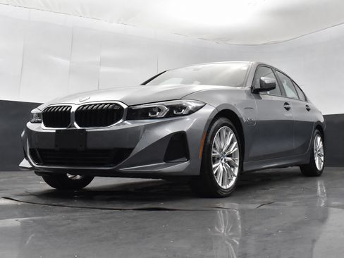 Used 2023 BMW 330e xDrive AWD/4WD image 19