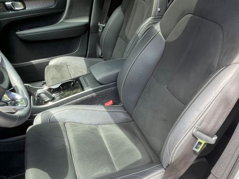 Used 2021 Volvo XC40 P8 Recharge w/ Advanced Package image 12