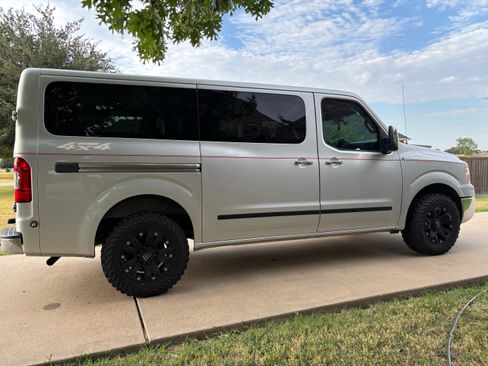 Used 2013 Nissan NV 3500 SL w/ Technology Pkg RWD image 4