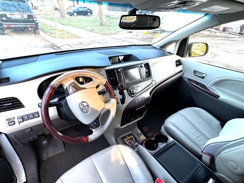Used 2013 Toyota Sienna Limited w/ Premium Pkg image 13