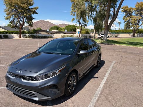 Used 2023 Kia Forte LXS FWD image 4