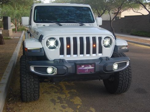 Used 2018 Jeep Wrangler Unlimited Sahara image 2