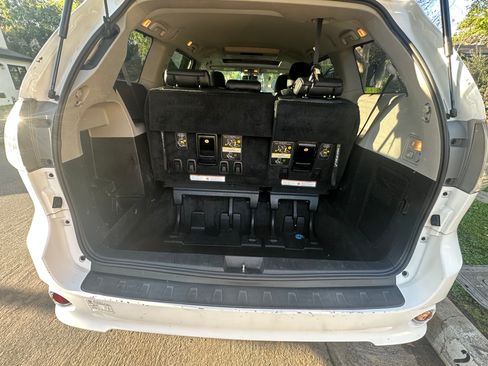 Used 2015 Toyota Sienna SE Premium image 6