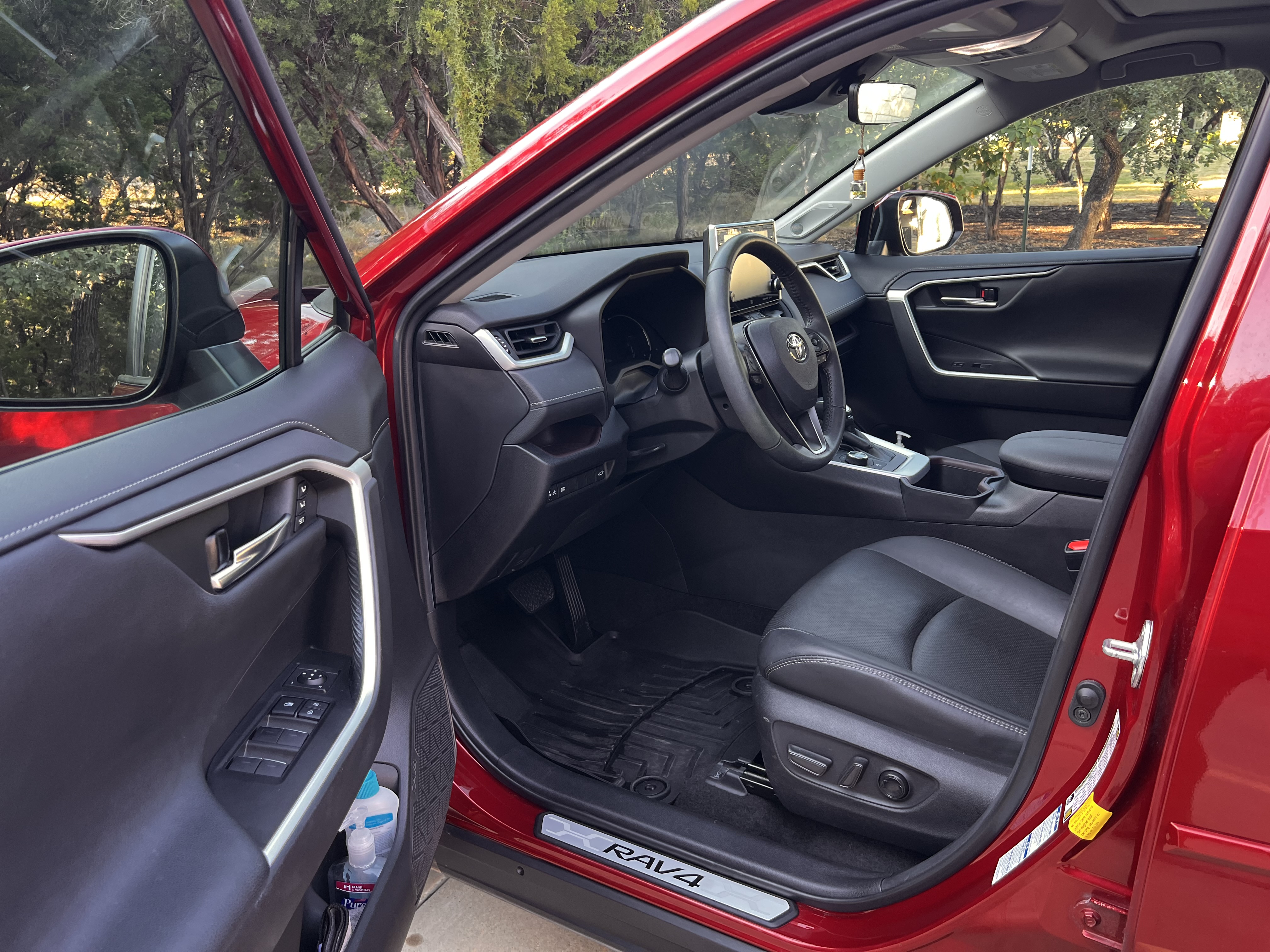 Used 2022 Toyota RAV4 Limited AWD/4WD image 10