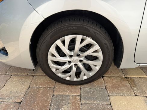 Used 2018 Toyota Corolla LE FWD image 28
