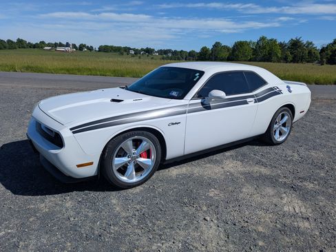 Used 2014 Dodge Challenger R/T RWD image 1