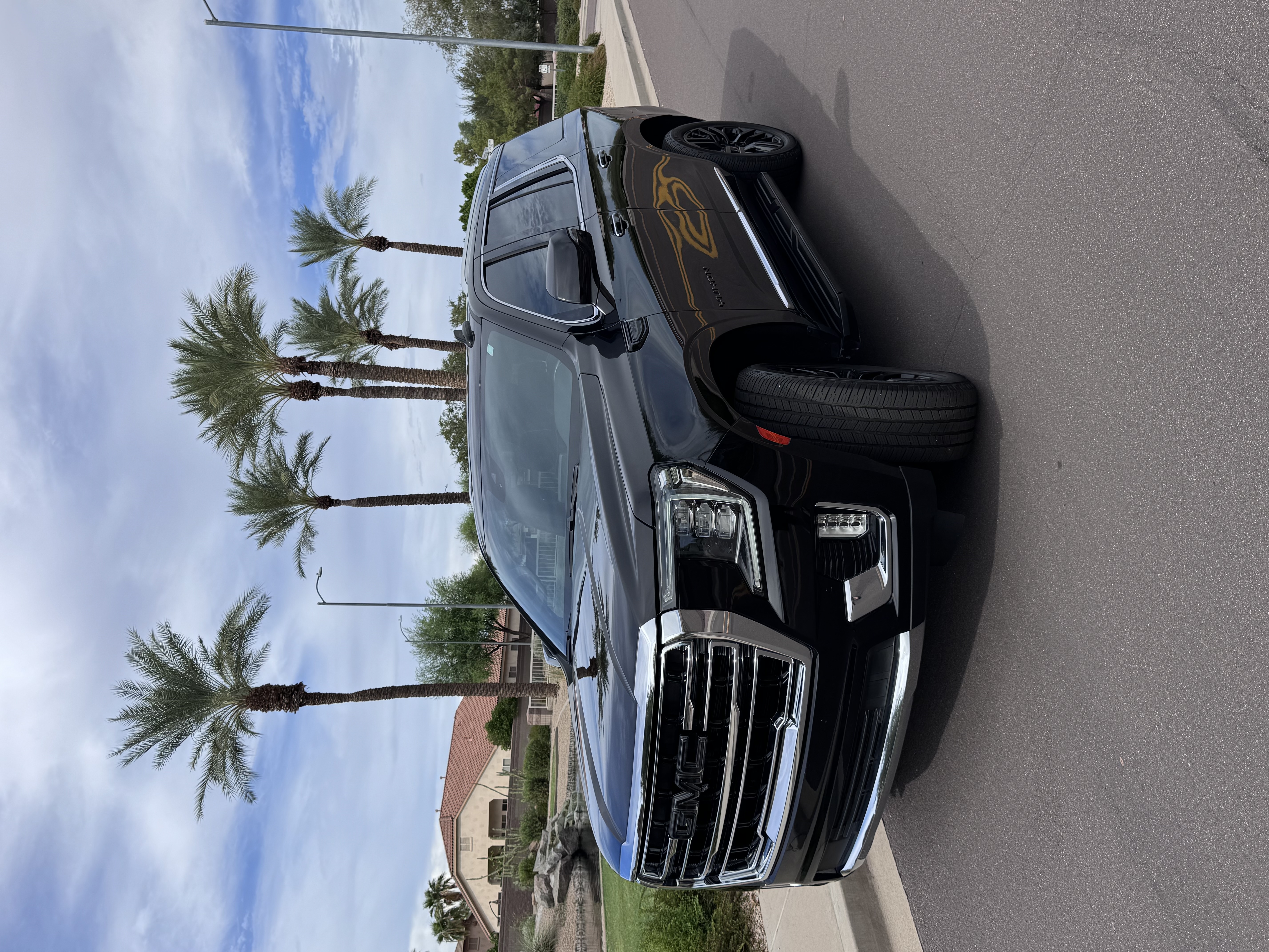 Used 2023 GMC Yukon SLT w/ SLT Premium Package AWD/4WD image 4