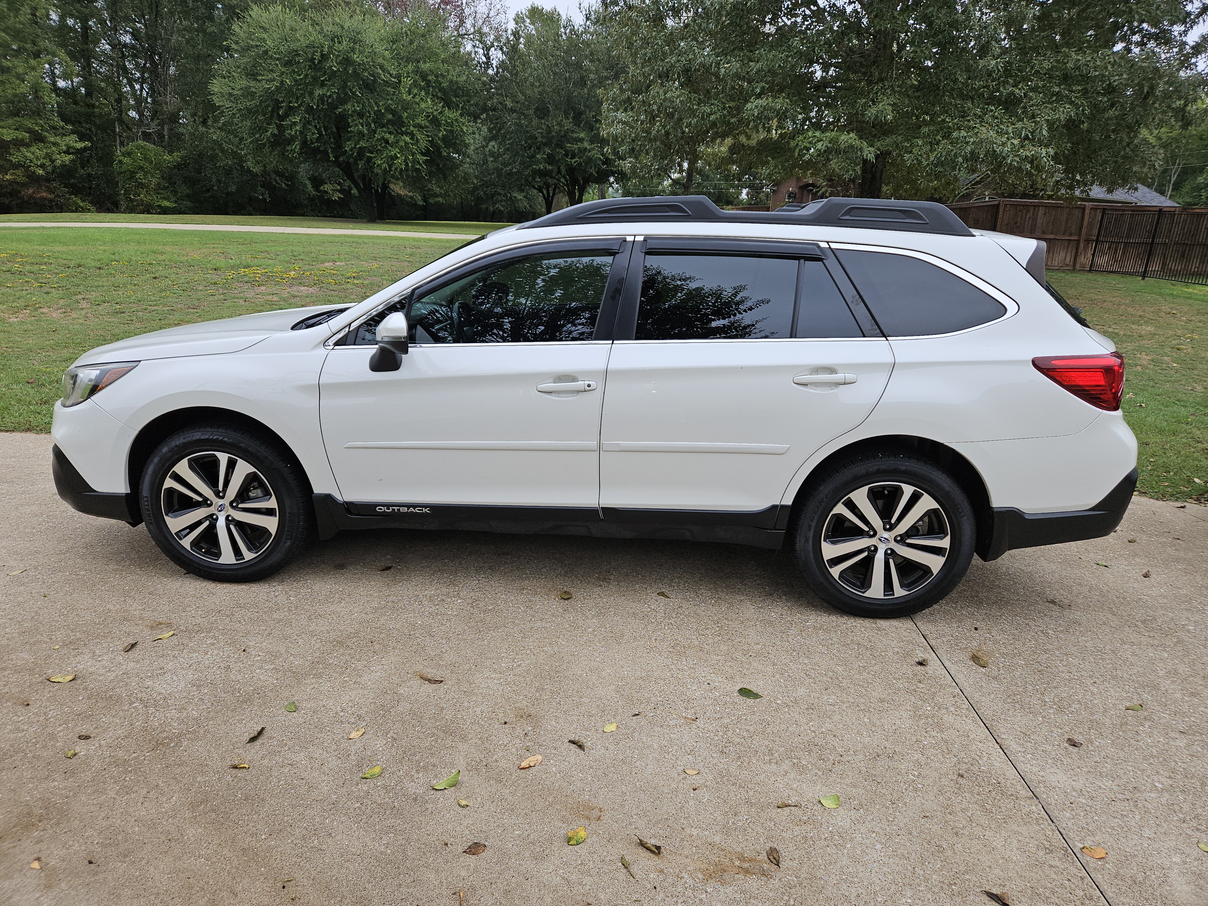 Used 2018 Subaru Outback 3.6R Limited AWD/4WD image 2